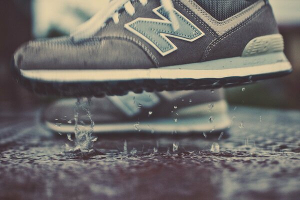 Стильные кроссовки в дождливую погоду
