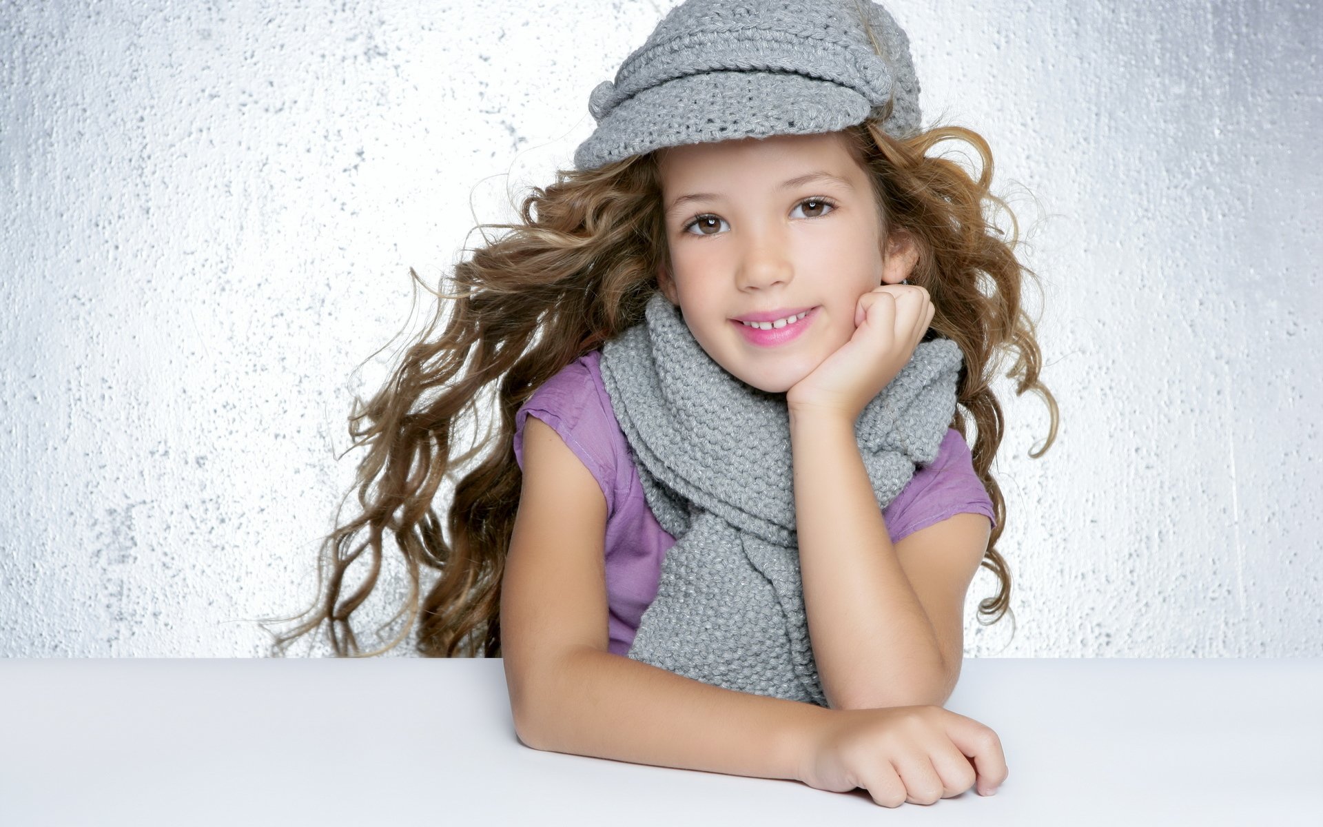 niña sombrero gorra bufanda sonrisa rizos