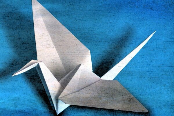 Origami de papier, grues sur fond bleu