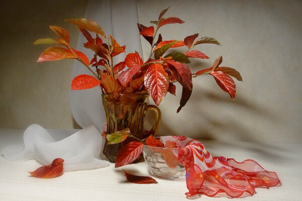 Vase nature morte avec des feuilles. En automne