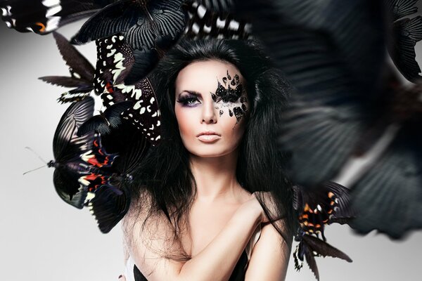 Photo d une fille avec un maquillage inhabituel et des papillons