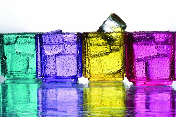 Gocce di ghiaccio multicolore dall acqua