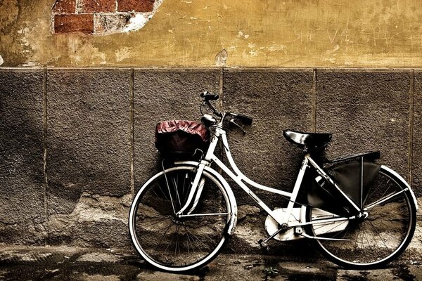 Oldtimer-Fahrrad an der Wand