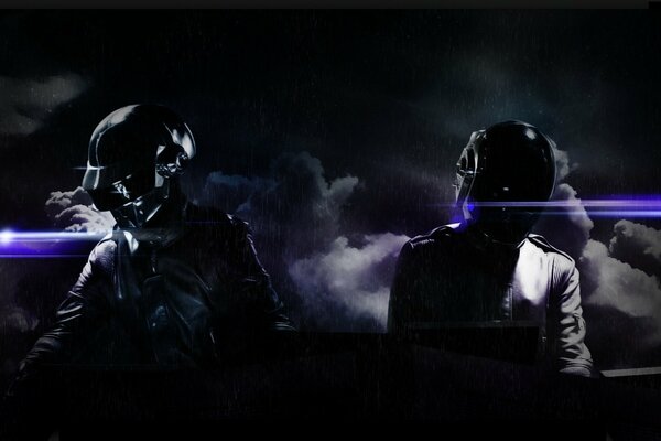 Deux membres du groupe daft punk sur fond de nuages nocturnes