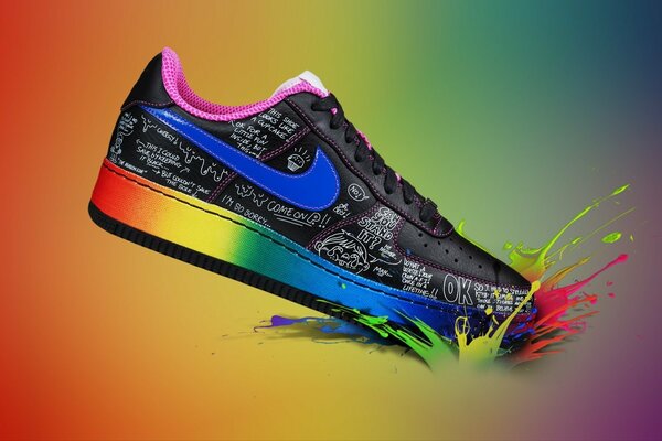 Nike Sneakers mit hellem, regenbogenfarbenem Design