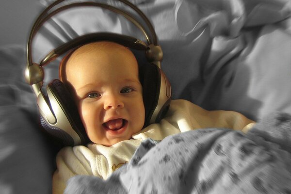 Foto. Bebé con auriculares grandes