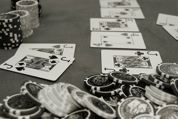 Foto en blanco y negro. Cartas sobre la mesa