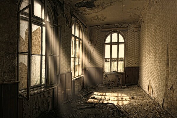 Ein verlassenes Haus. Fenster. Müll