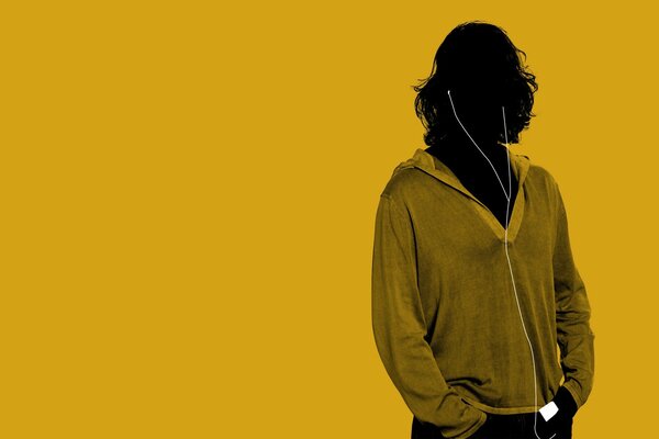 Hombre con auriculares sobre fondo amarillo