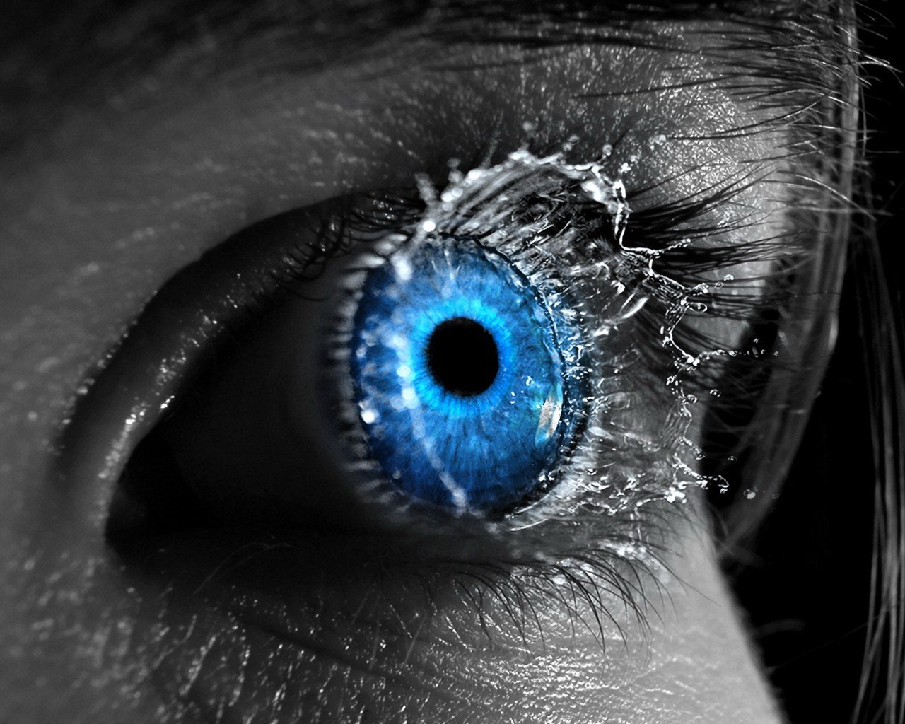 auge spritzen blau