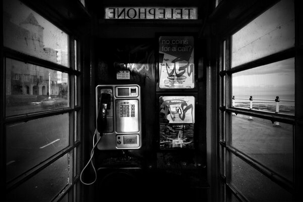 Fotografía en blanco y negro de la cabina telefónica