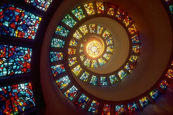 Soffitto in vetro colorato a spirale