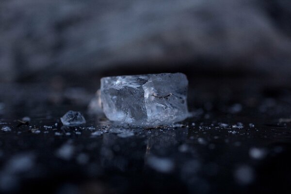 Gotas de agua un trozo de hielo en el Eun oscuro