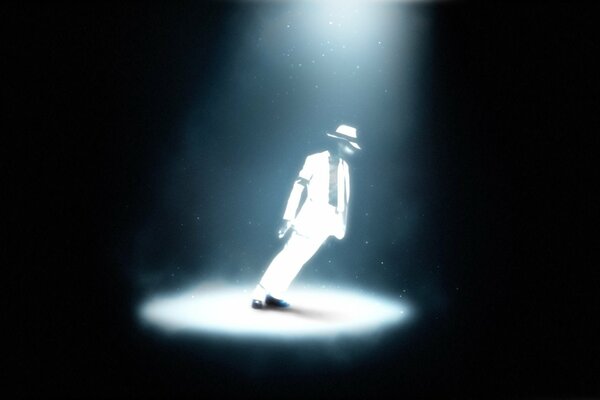 Michael Jackson in abito bianco faretto luce bianca