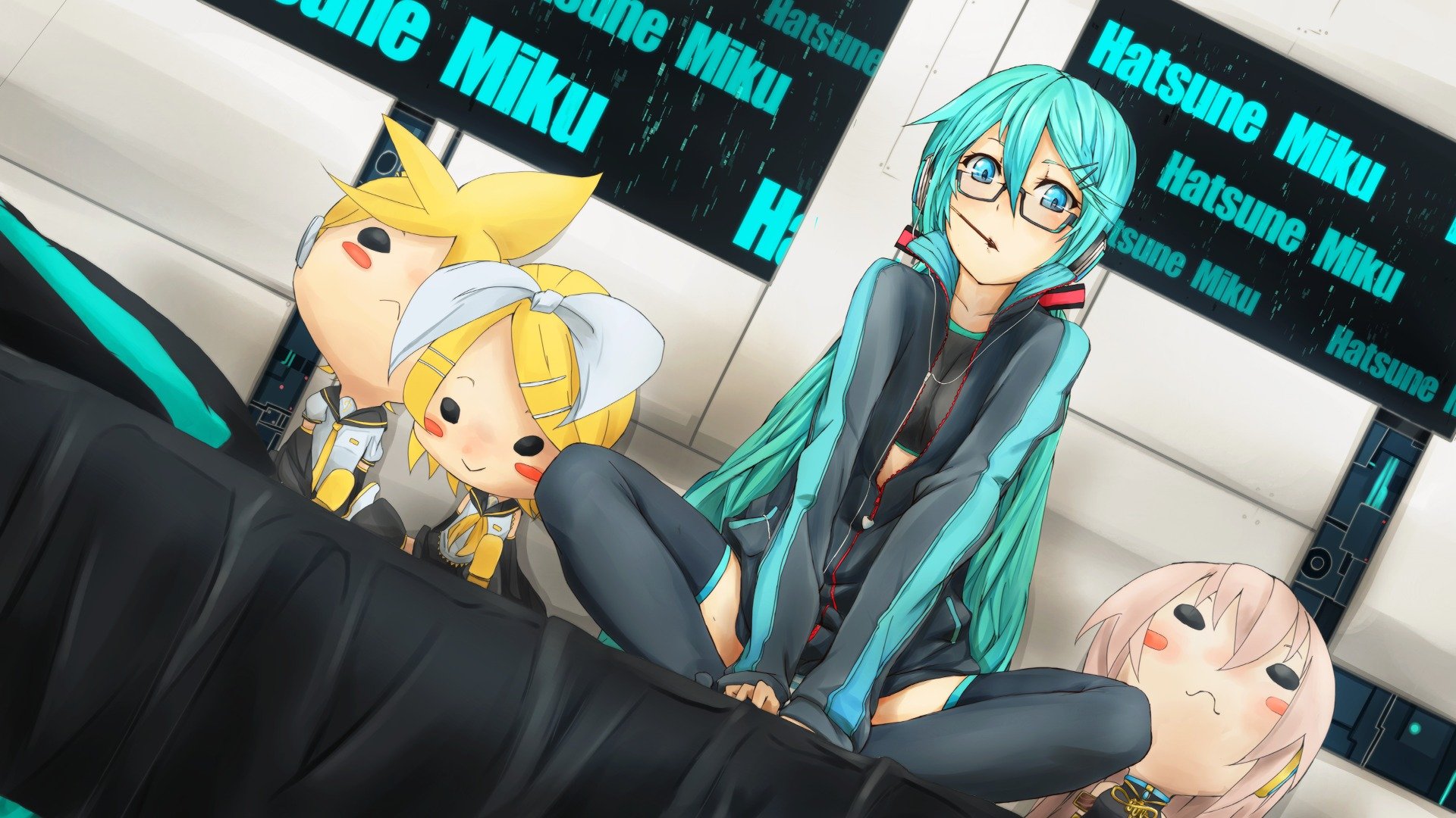 sztuka vocaloid miku hatsune kagamine len kagamine rin megurine luka dziewczyna siedzi słuchawki okulary łóżko vocaloid hatsune miku