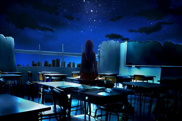 Ragazza in piedi in classe di notte
