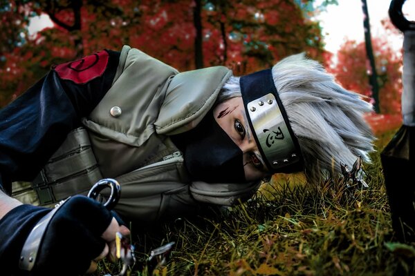 Cosplay Naruto gars dans un masque avec des cheveux gris