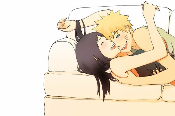 Glückliche Hinata und Naruto umarmen sich auf der Couch