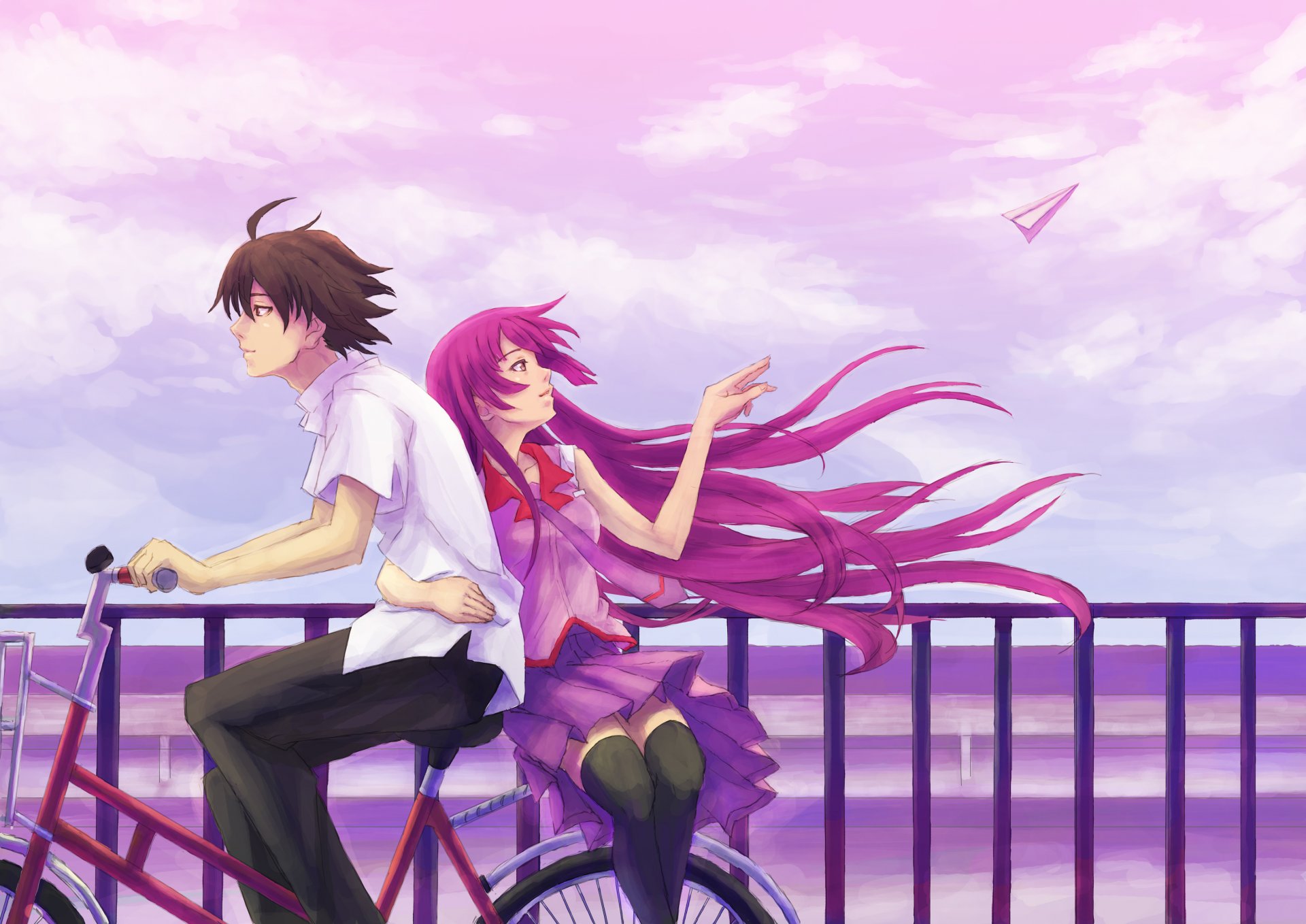 bakemonogatari senjougahara hitagi araragi koyomi ragazza capelli lunghi capelli corti capelli castani uomo capelli rosa cielo ahoge profilo camicia abbraccio vento bicicletta