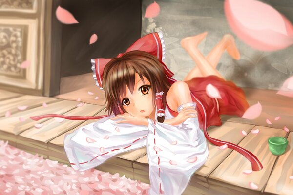 Mädchen hakurei reimu legt sich hin und schaut auf die Kirschblütenblätter