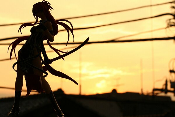 Silhouette eines Mädchens mit einem Schwert bei Sonnenuntergang