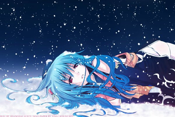 Dziewczyna na śniegu cieszy się rozgwieżdżonym niebem