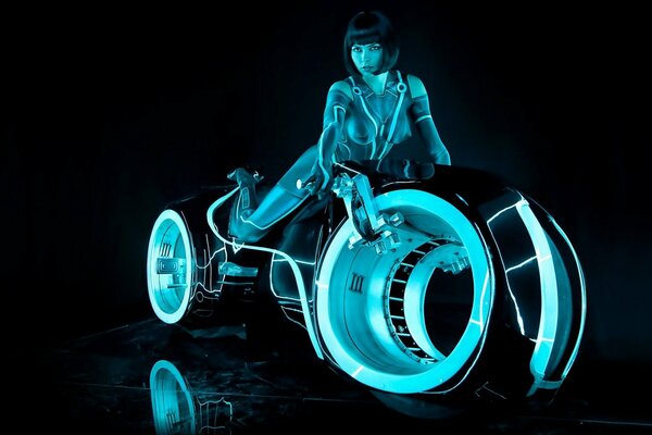 Mädchen auf einem ausgefallenen Motorrad mit Hintergrundbeleuchtung