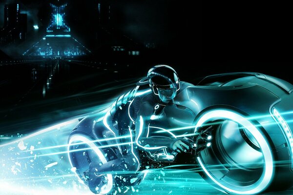 En una moto de luz en neón, tron 2