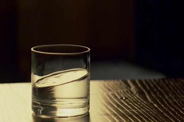 Verre d eau sur une table en bois