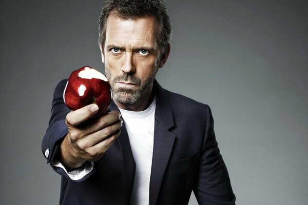 Fotoshooting von hugh laurie mit einem Apfel