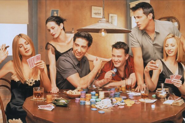 Les amis jouent au poker et boivent
