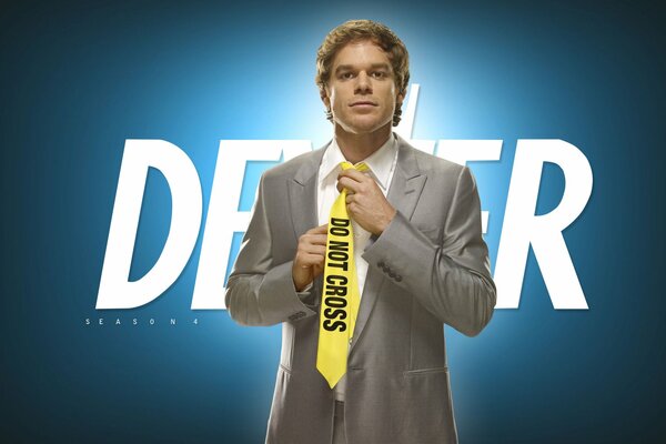 Dexter zawiązuje Krawat ze Wstążki dla ograniczeń miejsca zbrodni