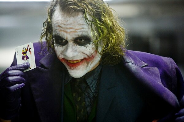 Joker mit einer Karte in der Hand aus dem Film