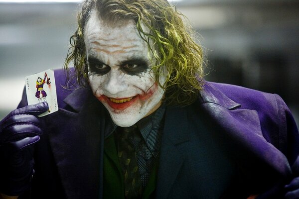 Joker con una carta in mano dal film