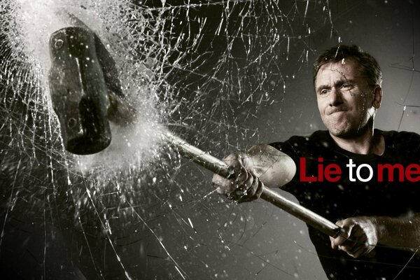 Série lie to me. Tim Roth brise le verre avec un marteau