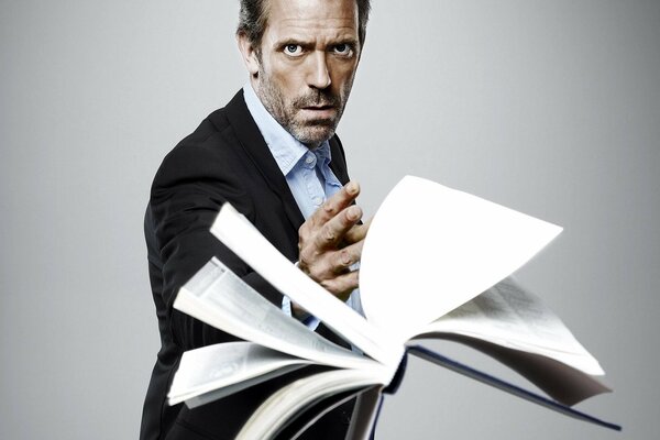 Dr. House explorando un nuevo libro