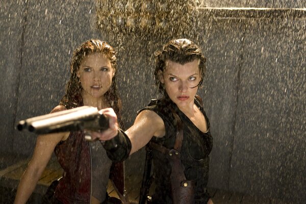 Milla Jovovich et Eli Larter sous la pluie