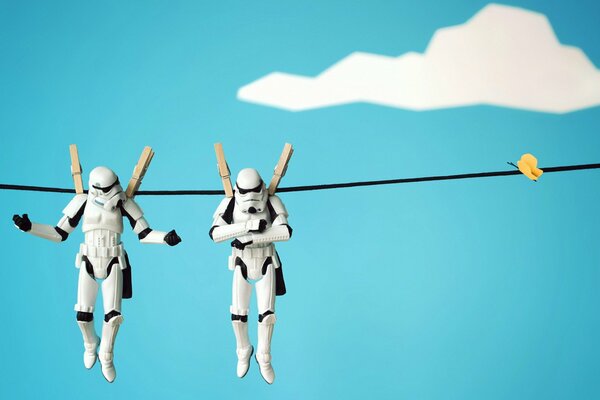 Deux jouets de stormtroopers accrochés à une corde à linge