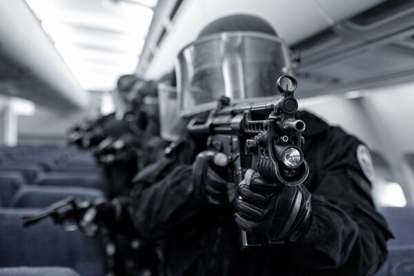 Angriff eines Spezialeinsatzkommandos in einer U-Bahn