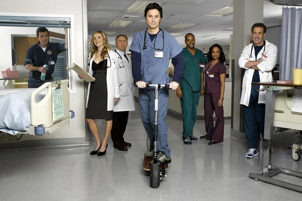 Personaggi della serie Clinica. John Dorian su uno scooter.