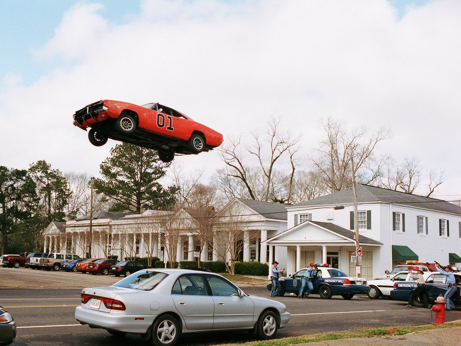 idiotas de hazzard coches policías salto casas