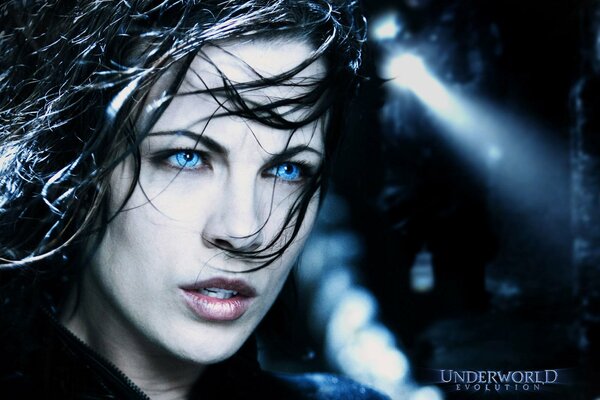 Kate Beckinsale aux yeux bleus