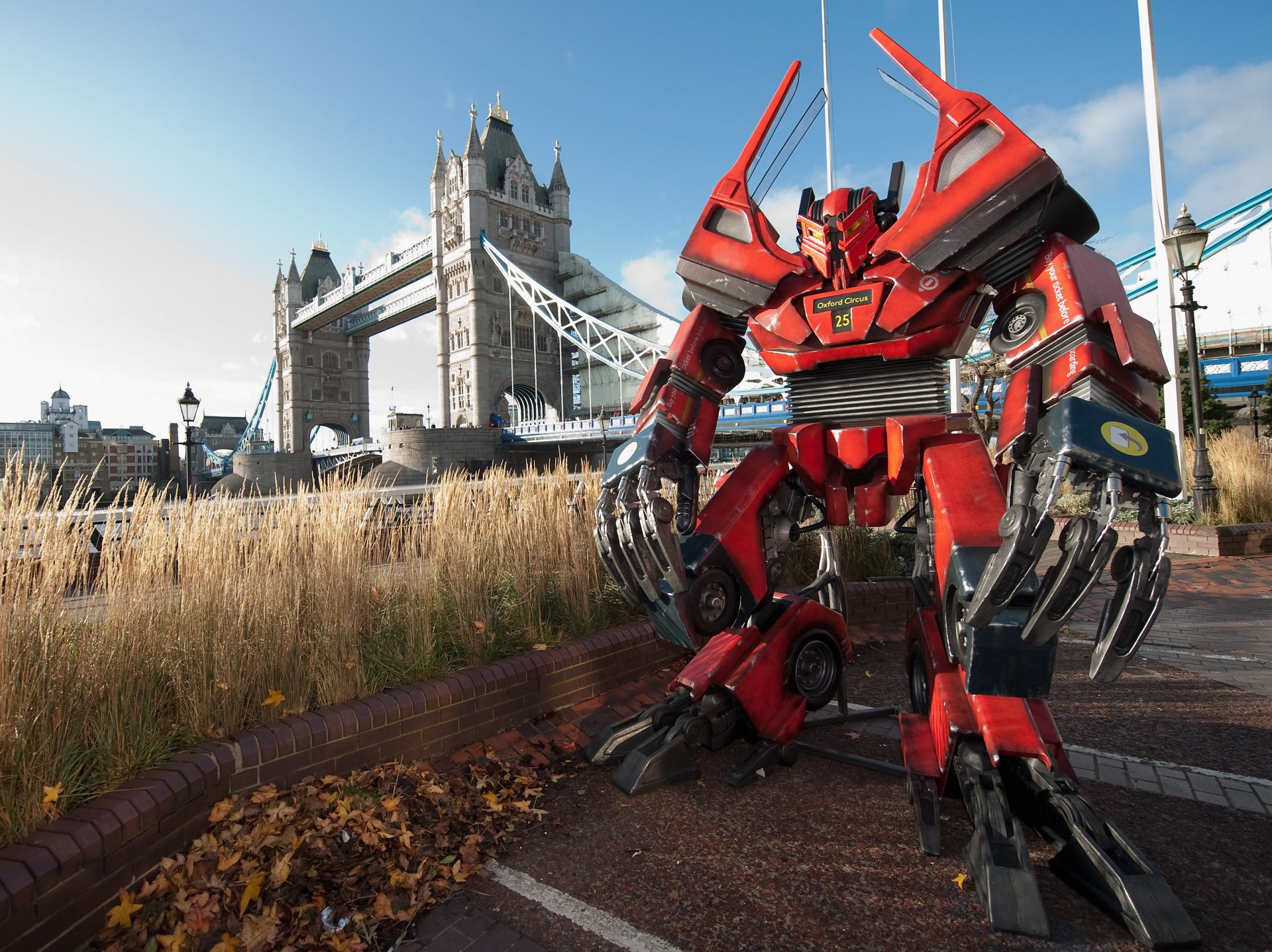 london robots transformers bridge thames fiction