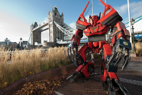 London Bridge over the Thames, a transformer watching you