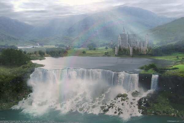 Burg unter dem Regenbogen im Tal am Wasserfall