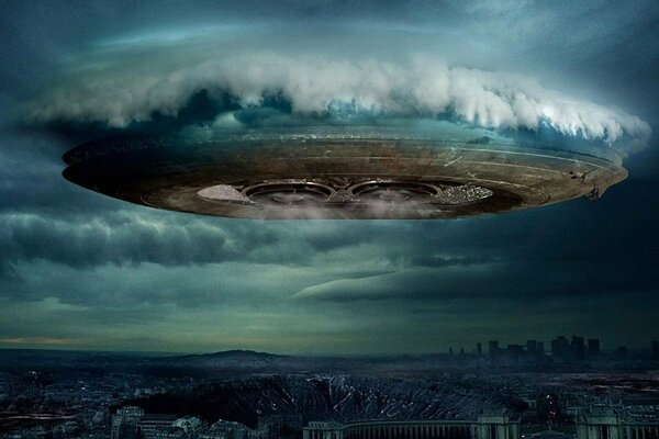 Das Ufo ging durch die Wolken über die Stadt herab