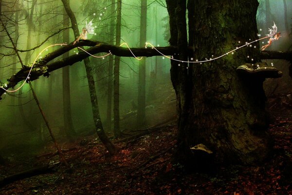 Junge Elfen fliegen um einen Baum