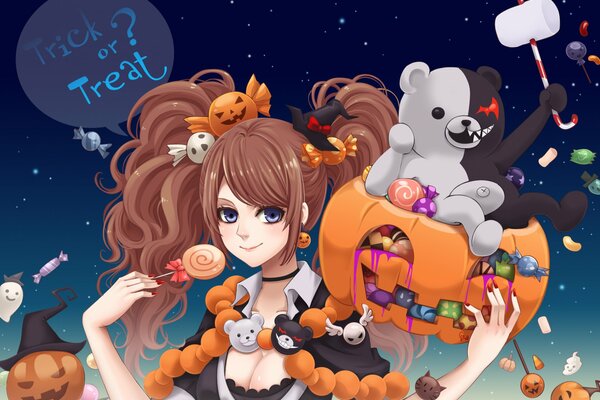 Fille à l Halloween joue avec la citrouille et avec des jouets