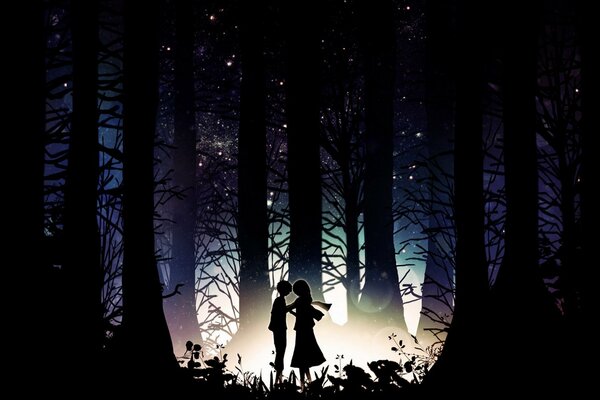 Silhouette eines Paares in der Nacht zwischen Bäumen und Gras