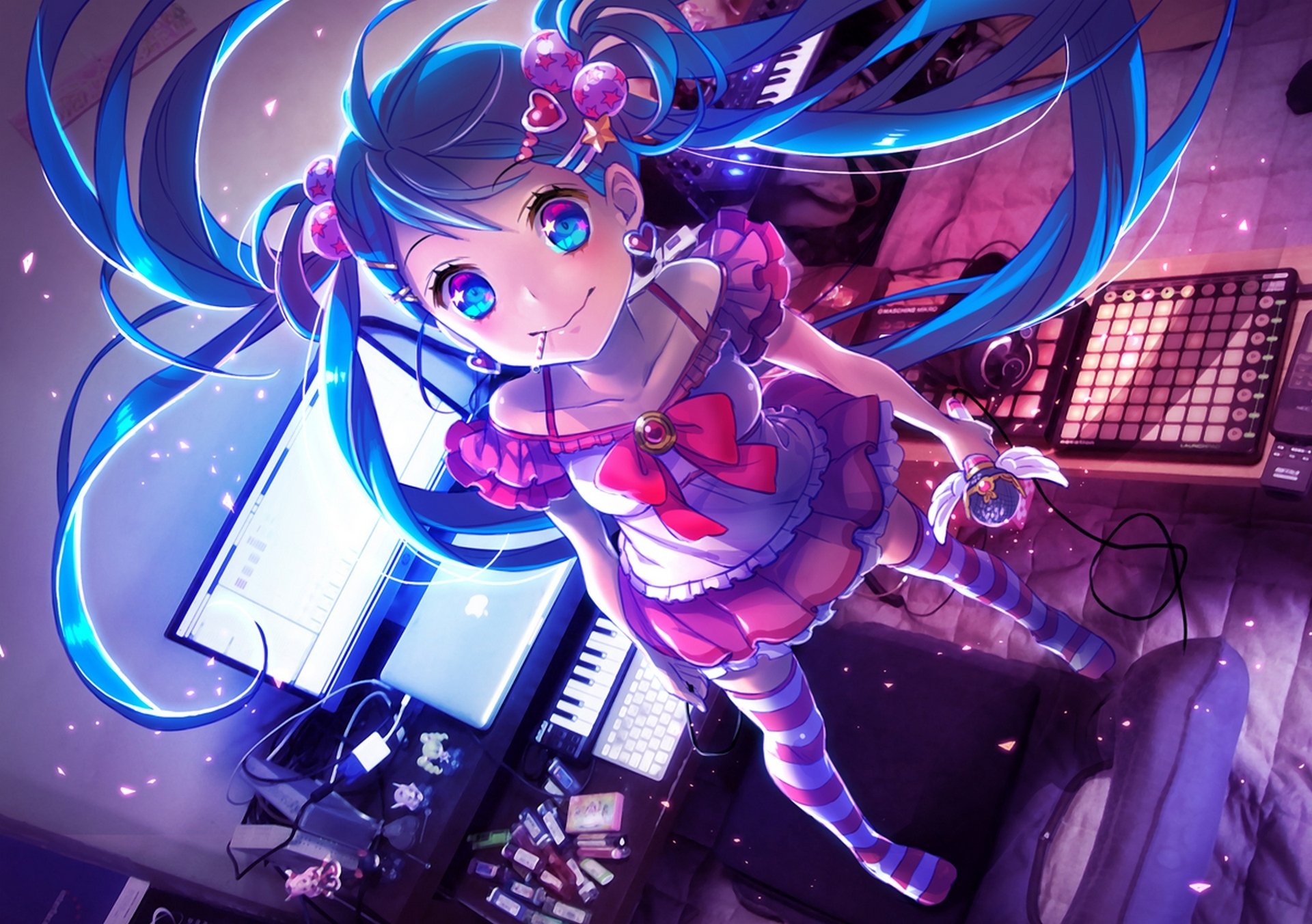 arte yamori stom vocaloid chica hatsune miku micrófono computadora cables alas vocaloid teclado sintetizador manzana